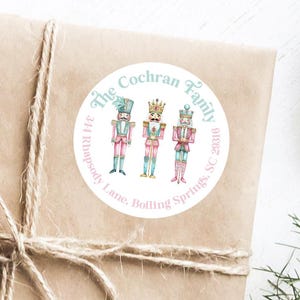 Etykieta adresowa zwrotna z motywem różowego dziadka do orzechów, akwarela, wybór świątecznych etykiet prezentowych „Do i z”