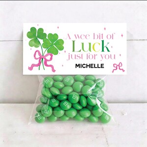 Adorno para bolsa de San Patricio con un toque de suerte, plantilla editable en Canva, descarga instantánea, lazo rosa, trébol verde, etiquetas de regalo, nombre personalizado