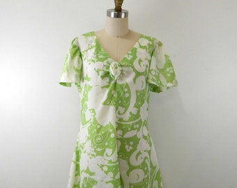 Vintage Babydoll Mini Dress, Handmade ... Key Lime Green & White Floral Pattern ... V-Neck with Rosette, Flutter Sleeves