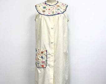 robe de maison brodée vintage | Robe de jour en coton des années 1960 avec poche plaquée | Petite taille