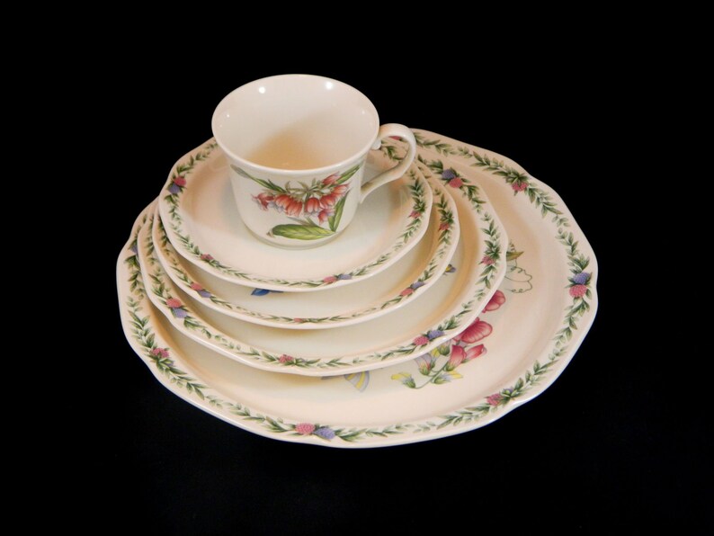 Noritake Conservatory 5-Piece Place Setting .. Gala Cuisine by Noritake Pattern #7915 .. Display Set...Multimotif Floral New Old Stock