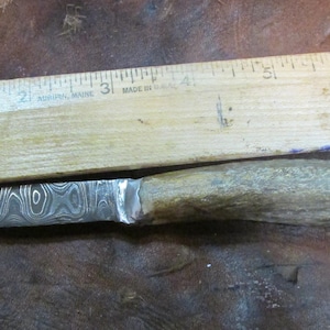 Pozycja nr 15. Nóż z damaszku, rękojeść z poroża, pochwa z kory garbowanej skóry