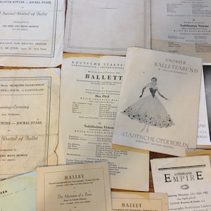 Może przedstawiać: Kolekcja vintage'owych ulotek programowych baletu z różnych teatrów w Berlinie, Niemcy. Ulotki przedstawiają czarno-białe zdjęcia tancerzy, tekst w języku niemieckim oraz nazwy wykonywanych baletów. Ulotki są w różnym stanie zużycia i zniszczenia, co nadaje im vintage'owy charakter.