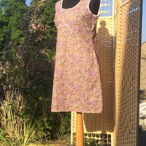 Vestido super vintage de verão, Freeman’s de Londres, dos anos 1970. Algodão Floral Bonito