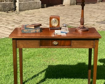 Precioso escritorio de caoba de principios del siglo XIX. Perfecto para una habitación pequeña o una zona de ventana.