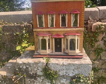 Magnífica casa de muñecas antigua original de CE Turnbull. En estado original sin restaurar.