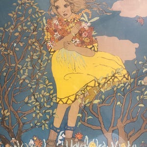 Könnte beinhalten: Ein Vintage-Kunstdruck mit einer Frau in einem gelben Kleid, umgeben von Bäumen und Blumen. Die Frau hält einen Blumenstrauß. Das Kunstwerk hat einen blauen Hintergrund mit einem Vogel und Wolken. Der Stil erinnert an den Jugendstil.
