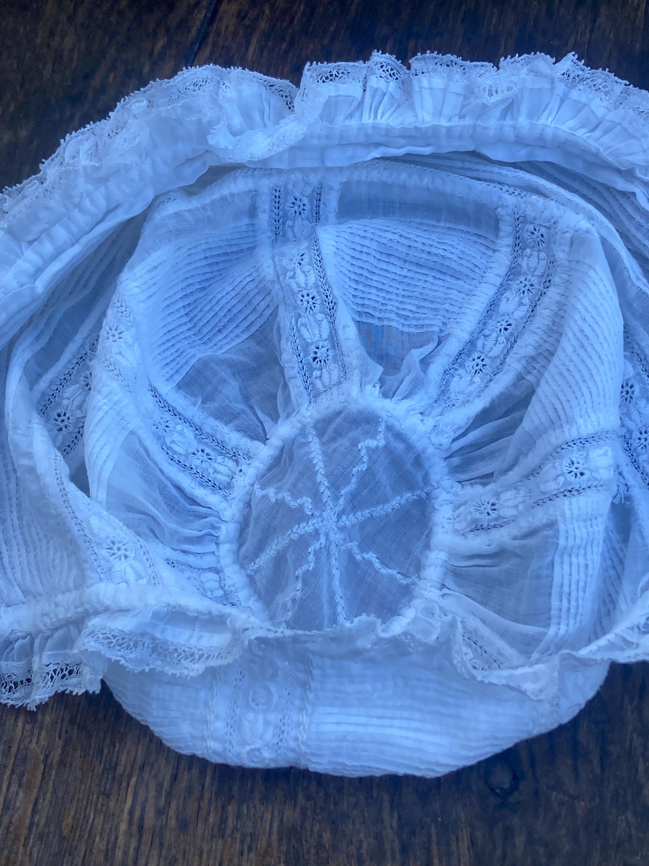 美しいベビーボンネット。フランス製。1900年。完全ハンドメイド。精巧