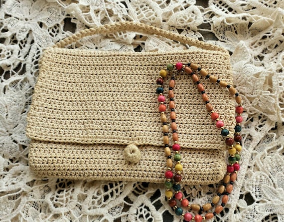 Knitted handbag with wood beaded necklace/vintage