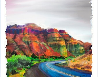 Puede incluir: Un camino sinuoso conduce a través de un paisaje de cañón colorido. El camino es azul y las paredes del cañón son una mezcla de rojo, naranja, amarillo y verde. El cielo está nublado y gris.