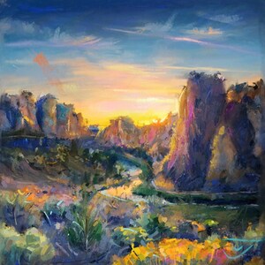 Puede incluir: Una pintura de un paisaje de ca&ntilde;&oacute;n con un r&iacute;o serpenteando a trav&eacute;s de &eacute;l. El cielo es de un azul vibrante con vetas de nubes rosadas y naranjas. Las paredes del ca&ntilde;&oacute;n son una mezcla de morado, marr&oacute;n y verde.