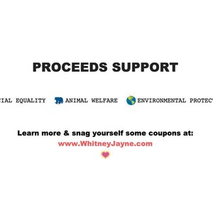 Puede incluir: El texto dice "PROCEEDS SUPPORT" con iconos que representan la igualdad social, el bienestar animal y la protecci&oacute;n del medio ambiente. Obtenga m&aacute;s informaci&oacute;n y consiga cupones en www.WhitneyJayne.com