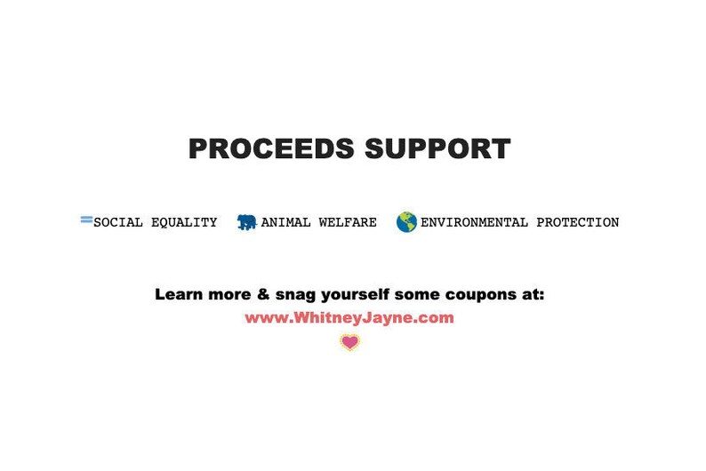 Puede incluir: El texto dice "PROCEEDS SUPPORT" con iconos que representan la igualdad social, el bienestar animal y la protecci&oacute;n del medio ambiente. Obtenga m&aacute;s informaci&oacute;n y consiga cupones en www.WhitneyJayne.com
