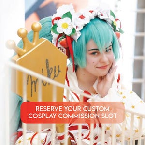 Może przedstawiać: Osoba w stroju cosplay z turkusowymi włosami i kwiatową opaską na głowę. Osoba trzyma złotą tabliczkę z napisem "miku". Czerwony baner na dole głosi "ZAREZERWUJ SWÓJ NIEDOSTĘPNY SLOT NA ZAMÓWIENIE COSPLAY."