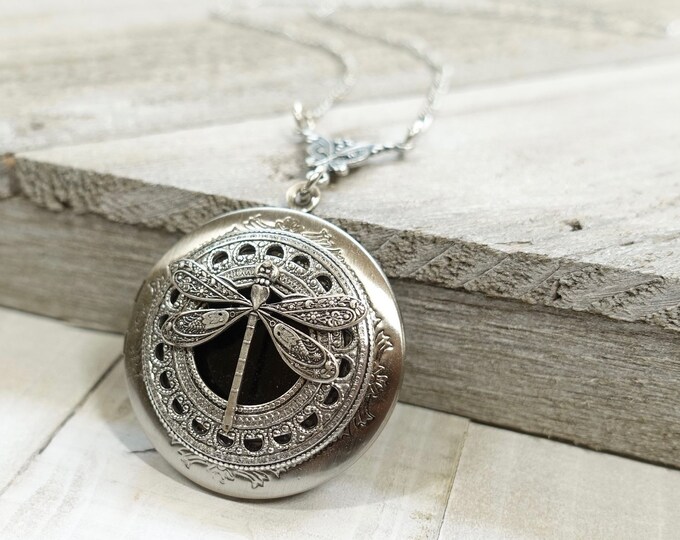 AnniversaryBridesmaid giftWeddingBirthdaySisterMomDaughterPhoto PicturefrienChristmas gift Vintage Silver Color Dragonfly Locket