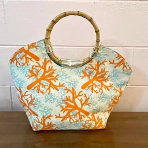 Bolso de mano vintage de los años 90 con asa de bambú y estampado de coral de The Bag Lady para Mud Pie