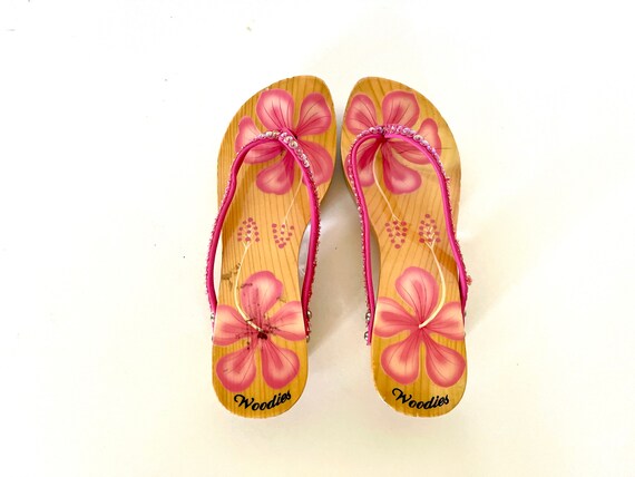 Vintage 70s Handpainted Pink Hibiscus Kitten Heel… - image 2