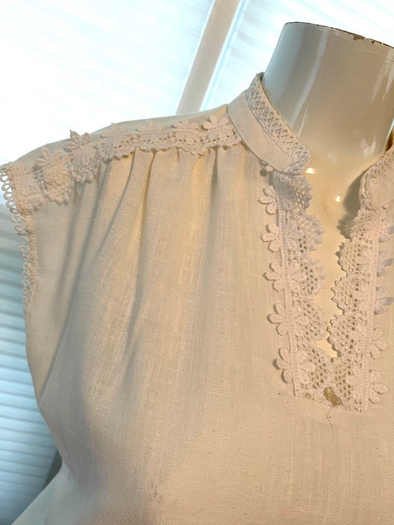 Vintage 1970s White Cotton Sleeveless Blouse with… - image 5