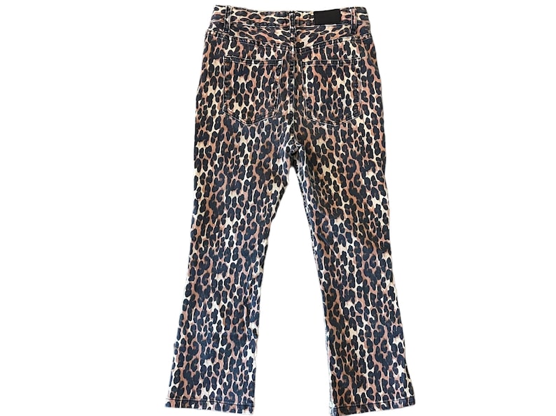 Op de afbeelding: Bruine en zwarte jeans met luipaardprint. De jeans heeft een hoge taille en een rechte pijp.