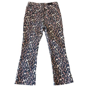 Op de afbeelding: Een paar bruine en zwarte jeans met luipaardprint. De jeans heeft een rechte pijp en een hoge taille.