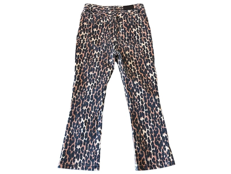 Op de afbeelding: Een paar bruine en zwarte jeans met luipaardprint. De jeans heeft een rechte pijp en een hoge taille.