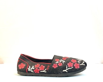 Ladies Embroidered Chinese Slipper Slip Ons Size 7.5 by BOBS from Skechers
