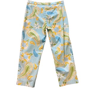 Puede incluir: Un pantal&oacute;n azul claro con estampado de paisley y flores. El estampado presenta colores amarillos, verdes y azules.
