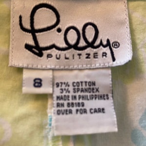 Puede incluir: Una etiqueta blanca con texto negro que dice "Lilly Pulitzer" y una etiqueta de talla 8. Una etiqueta blanca con texto negro indica que la composici&oacute;n de la tela es 97% algod&oacute;n y 3% spandex. La etiqueta tambi&eacute;n indica "Hecho en Filipinas" y "RN 88189". La etiqueta indica "Dar la vuelta para el cuidado".