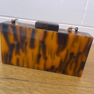 Cartera de mano tipo caja de acrílico color tortuga