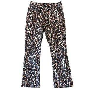 Op de afbeelding: Bruine en zwarte jeans met luipaardprint en een wijde pijp.