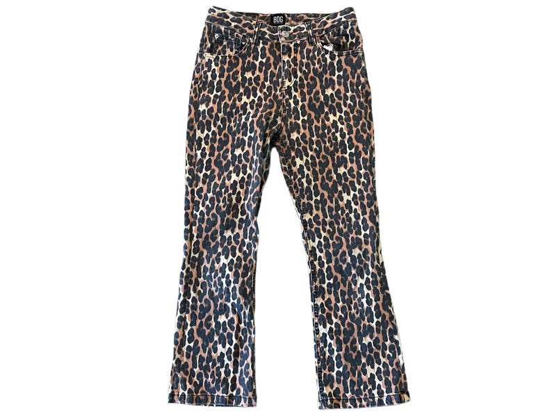 Op de afbeelding: Bruine en zwarte jeans met luipaardprint en een wijde pijp.