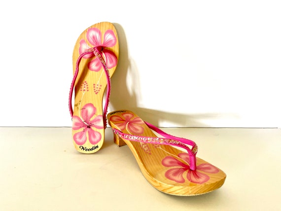 Vintage 70s Handpainted Pink Hibiscus Kitten Heel… - image 1