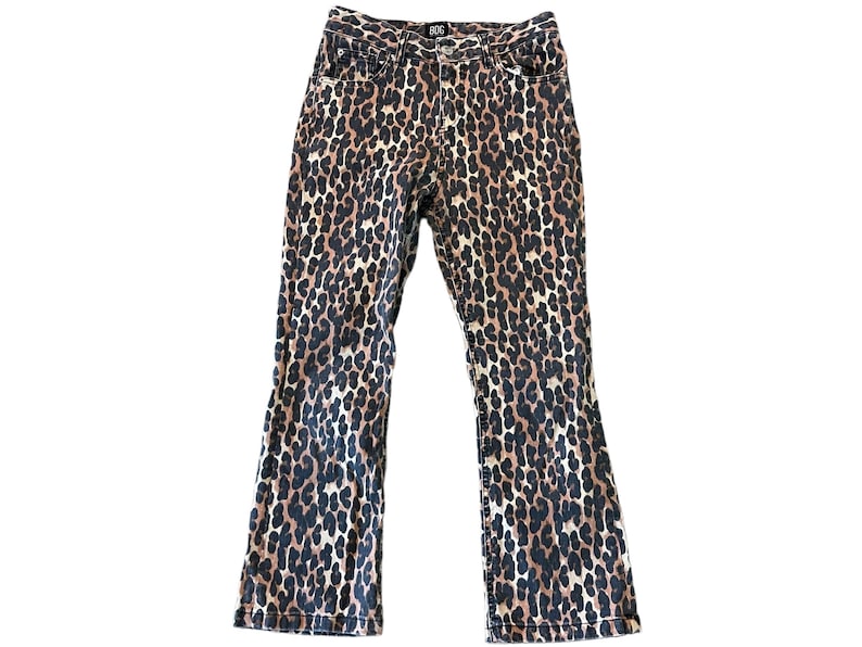 Op de afbeelding: Bruine en zwarte jeans met luipaardprint en een bootcut-poot.