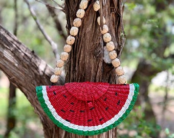 Boho handgeweven clutch van watermeloenstro met handvat van houten kralen, sandia-strotas. Oaxaca-kunst.