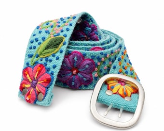 Cinto peruano de lã bordada com estampa floral turquesa, cinto boho feito à mão para mulheres, cinto artesanal marcante, cinto colorido para usar com jeans.