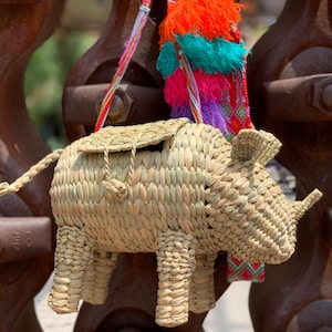 Encantador bolso de mano de rafia con forma de rinoceronte, bolso de mano con forma de animal, accesorio de playa de paja, regalo para mujer.