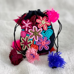 Chiapas Embroidered Jewelry Bag, Chiapas Bag, Floral Coin Purse .