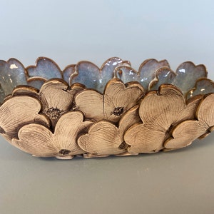 Bol de gres hecho a mano con diseño de cornejo – Plato rústico de cerámica, regalo de cerámica inspirado en la naturaleza, decoración floral única para el hogar
