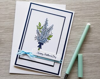 Carte florale de jour de mères, carte de fête des mères avec des fleurs bleues