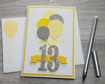 Carte de 13e anniversaire, carte de célébration neutre entre les sexes, carte de voeux avec motif ballon jaune.