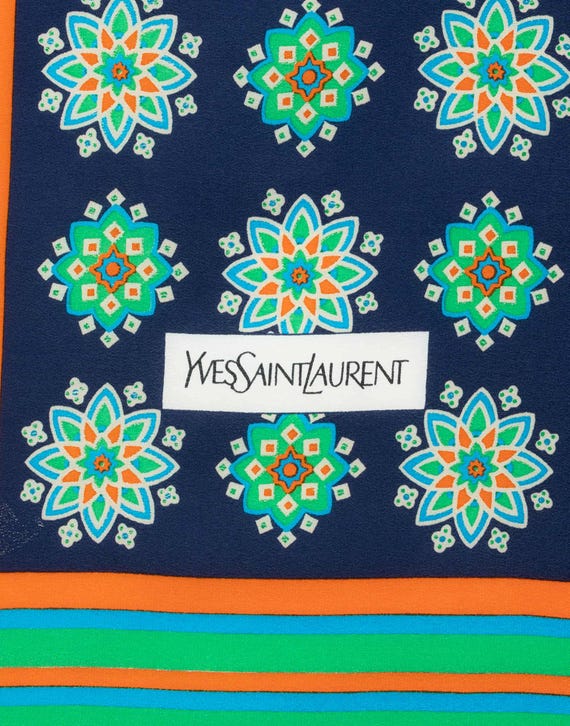 Yves Saint Laurent 花柄スカーフ　幾何学模様 ヴィンテージ Yves Saint Laurent 花柄スカーフ 幾何学模様 ヴィンテージ