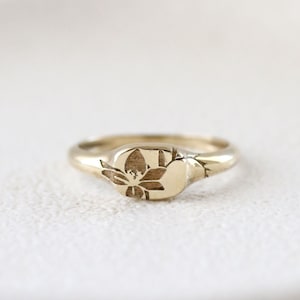gold floral signet ring, solid gold engraved lily ring, delicate signet ring for her