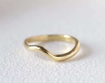 Minimalist wave ring in 14k solid gold, curved wedding band