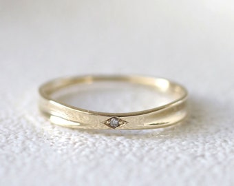 Minimalist Wedding Ring, Alternative Engagement Ring, wedding Band,, Stackable Gold Ring, 14k Diamond ring, Tiny Diamond