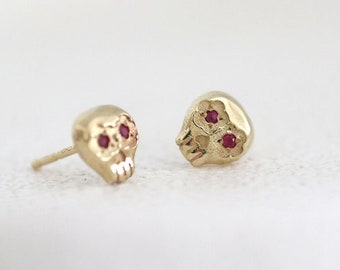 Pendientes de cráneo de rubí de oro, pendientes de cráneo de azúcar diminuto, pernos de cráneo con rubies, pendientes góticos, cráneo de oro de 14k, pendientes Dia de Los Muertos