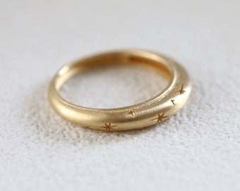18k Gold Star Ring, Star Wedding band, Engraved Ring, solid gold Ring, Celestial Ring, Pattern Ring, Solid Gold Star Ring