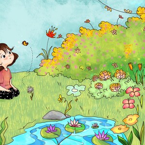 Op de afbeelding: Een illustratie van een meisje in een roze shirt en een zwarte broek met witte stippen, zittend in een weelderige groene tuin, kijkend naar een vlinder. De tuin heeft een vijver met waterlelies, kleurrijke bloemen en diverse planten.