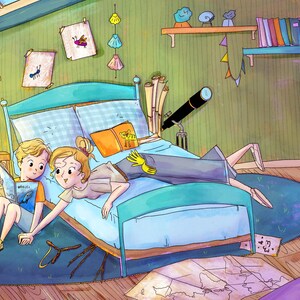Op de afbeelding: Een kleurrijke illustratie van een slaapkamer met een bed, boekenplanken en een telescoop. Twee mensen lezen boeken op het bed en op de vloer. De kamer is versierd met tekeningen en een gloeilamp, wat een gezellige sfeer cre&euml;ert.