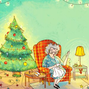 Op de afbeelding: Illustratie van een vrouw die naait in een geruite fauteuil naast een versierde kerstboom. Een kleine tafel bevat naaibenodigdheden. Een lamp en lichtslingers dragen bij aan de feestelijke sc&egrave;ne. De vrouw draagt een bril en een bloemenjurk.