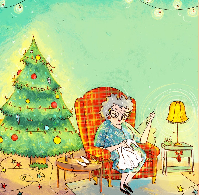 Op de afbeelding: Illustratie van een vrouw die naait in een geruite fauteuil naast een versierde kerstboom. Een kleine tafel bevat naaibenodigdheden. Een lamp en lichtslingers dragen bij aan de feestelijke sc&egrave;ne. De vrouw draagt een bril en een bloemenjurk.